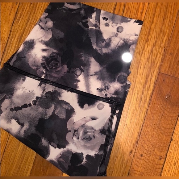 Lululemon Wunder Under Crop (Hi-Rise)
Obscurred Black Dusty Mauve - Picture 6 of 8